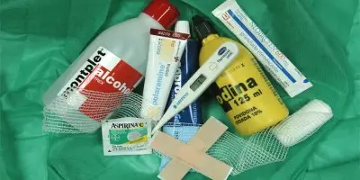 Medicamentos esenciales para botiquín de viaje