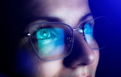 Protege tus ojos de la luz azul de las pantallas