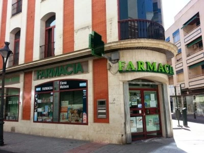 Farmacia Araújo Molina tras el reloj