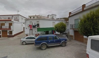 Médico, farmacia y escuela de adultos