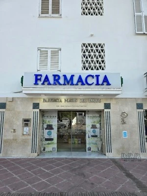 Farmacia Playas del Duque (Ldo. José Enrique Cavanna Fuentes)