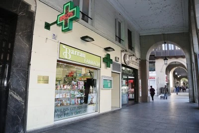 Farmacia Virginia Barrau Centro de Zaragoza, Especialistas en dermocosmética. 12 horas. Desde 1924