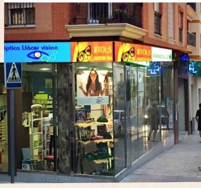 FARMACIA Y ÓPTICA LLÁCER